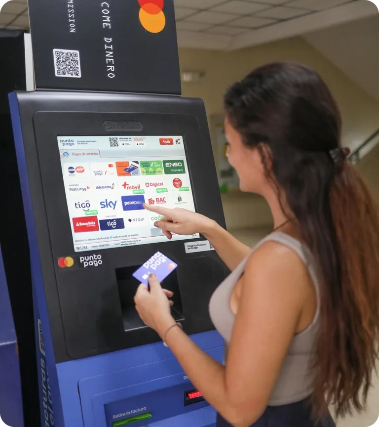 Cliente usando un kiosco Punto Pago